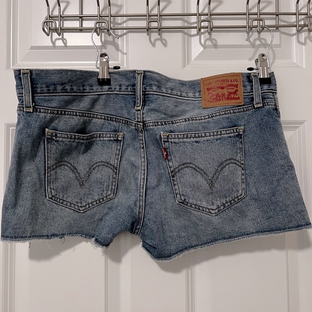 Levi's Women's Classic Blue Jean Shorts - Picture 7 of 9